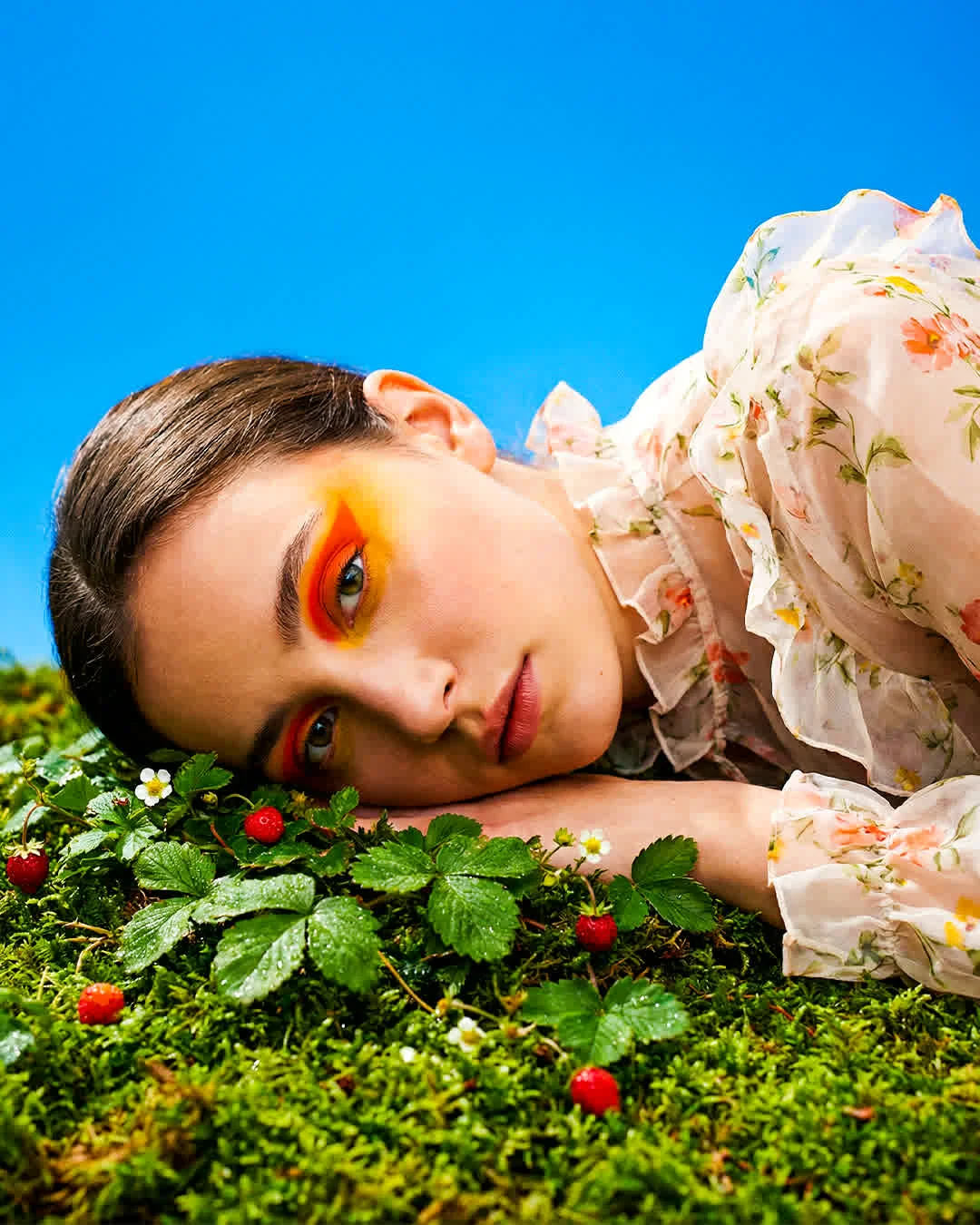 带有鲜绿色前景和开阔天空的编辑感人像