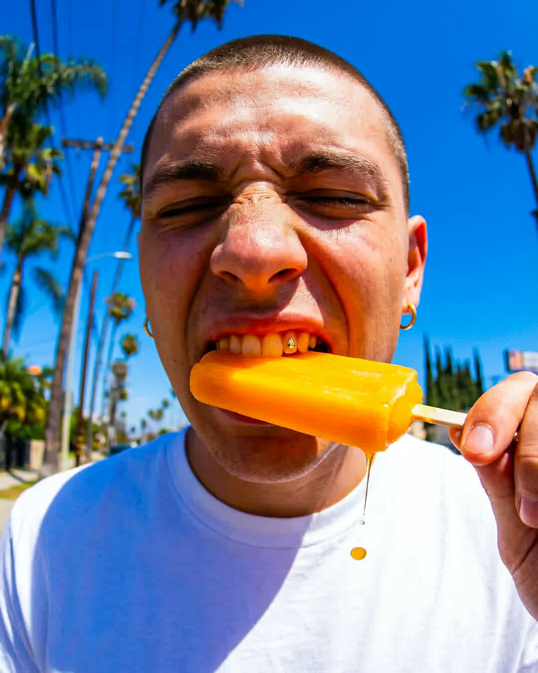 带有强烈材质反差的时尚肖像